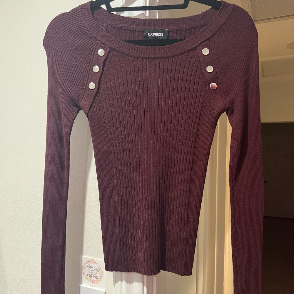 RIBBED BUTTON SHOULDER SWEATER MAROON